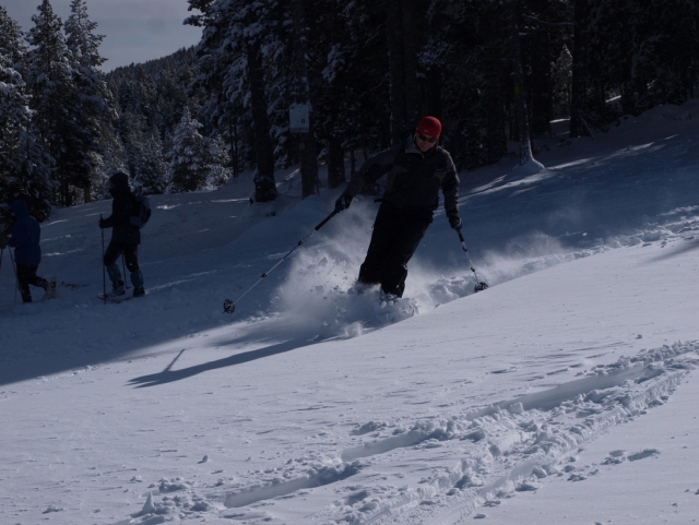 esquiando en nieve virgen